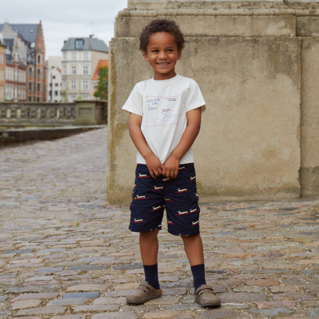 Twill-Shorts mit surfendem Dackel